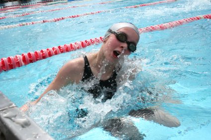 Holte zwar kein Gold, aber bei sechs Starts zeigte Linda Mauch (hier bei der Brustwende) sechs persnliche Bestleistungen beim Schwimmfestival des SC Villingen