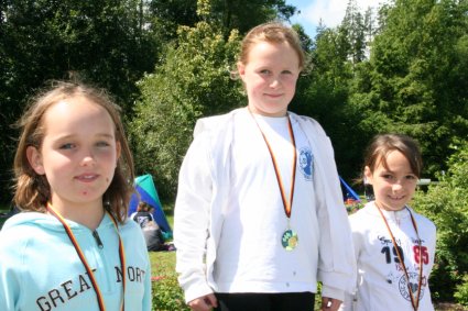 Starker Nachwuchs beim Schwimm-Club Villingen: ber 50m Rcken siegte Karin Wagner (Mitte) vor ihrer Vereinskollegin Morena Kamenski (links) und Julia Mayer  alle drei sind 8 Jahre alt