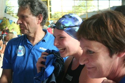 Melina Lttich (Mitte) freut sich mit Mutter Birgit und Trainer Dieter Fabian ber ihre Leistung bei den Badischen Wintermeisterschaften in Konstanz