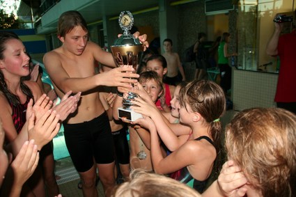 Erneut ging am Wochenende der Pokal des Herrenberg-Cups an die Schwimmer des SC Villingen. Nils Noeske (Mitte) nimmt ihn in Empfang
