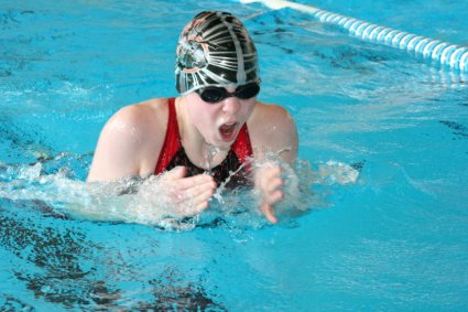 Schnelle Marion Langenbacher  die 13-Jhrige schwamm auf den Bruststrecken in die Bezirksspitze